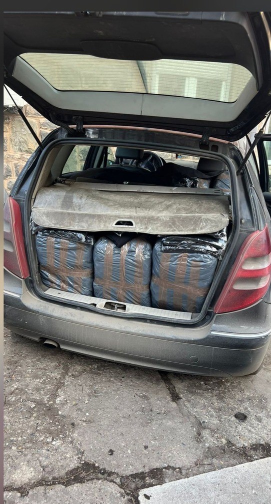 Policia në Mitrovicë Veri ndalon një automjet me mall të kontrabanduar