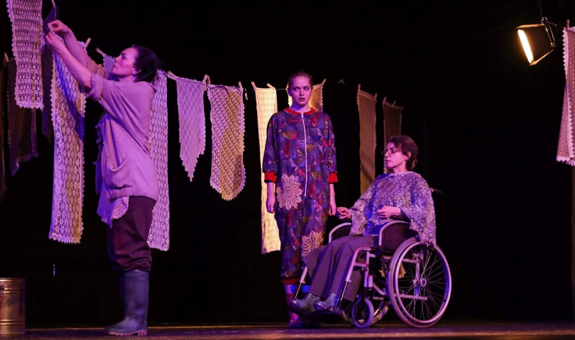 Teatri si dëshmi e dhimbjes: “Sytë e Ujkut” në festivalin “Talia e Flakës”