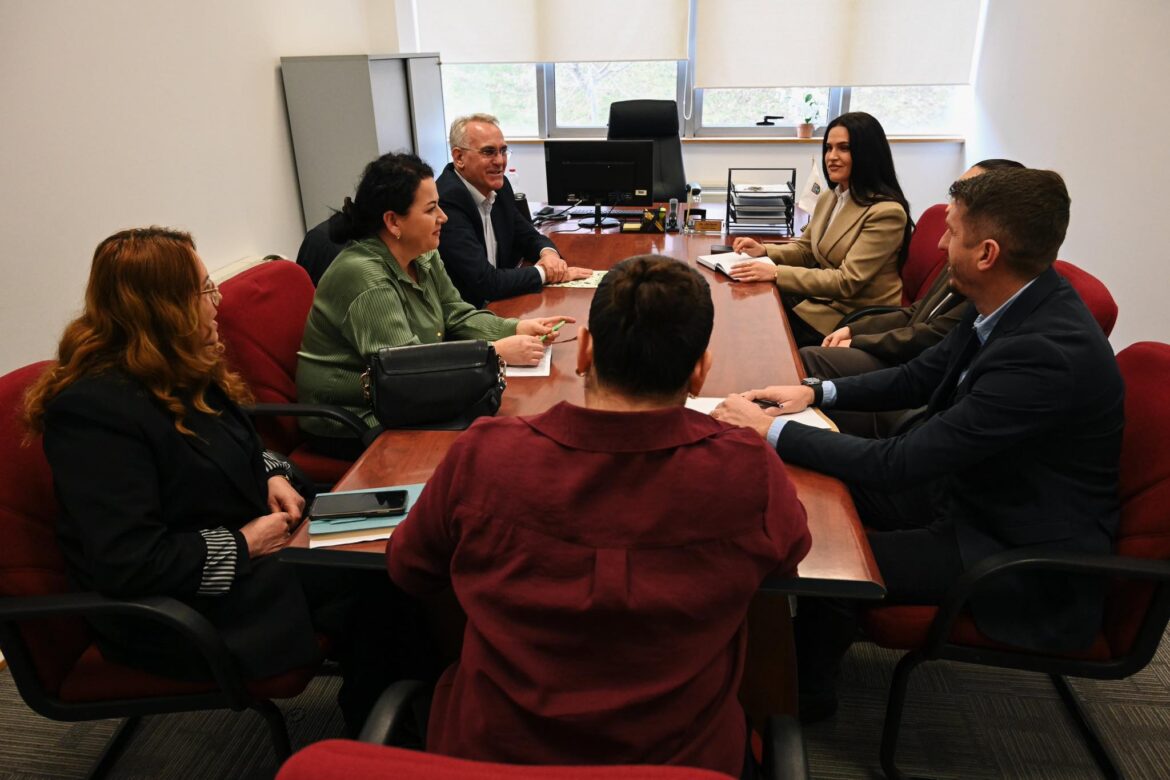 Nënkryetarja e Komunës së Kamenicës Arta Bajralija, pret në takim Shefin Ekzekutiv të “Eco-Higjena”