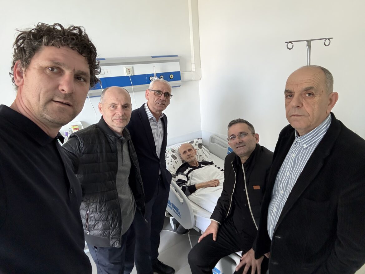 Gazetarët vizitojnë legjendën e futbollit gjilanas, Shemsedin Abazi