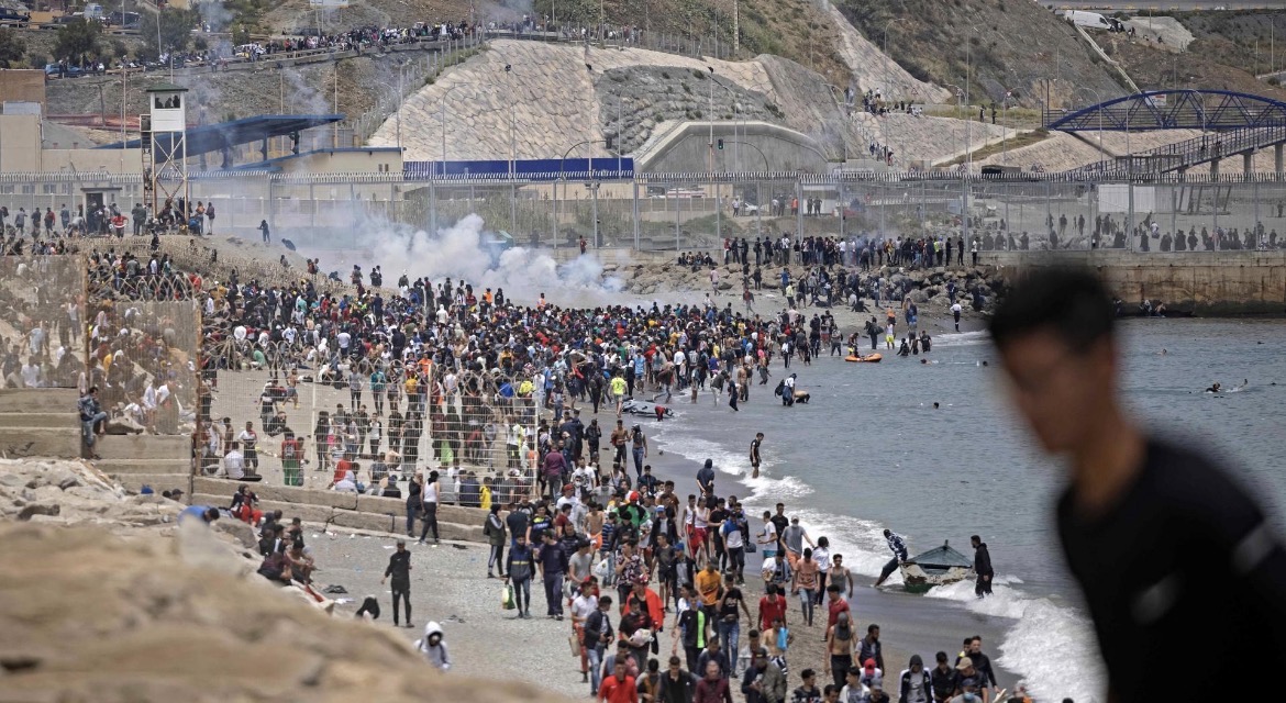 Kriza e emigrantëve në Ceuta, mijëra kalojnë kufirin nga Maroku drejt Spanjës