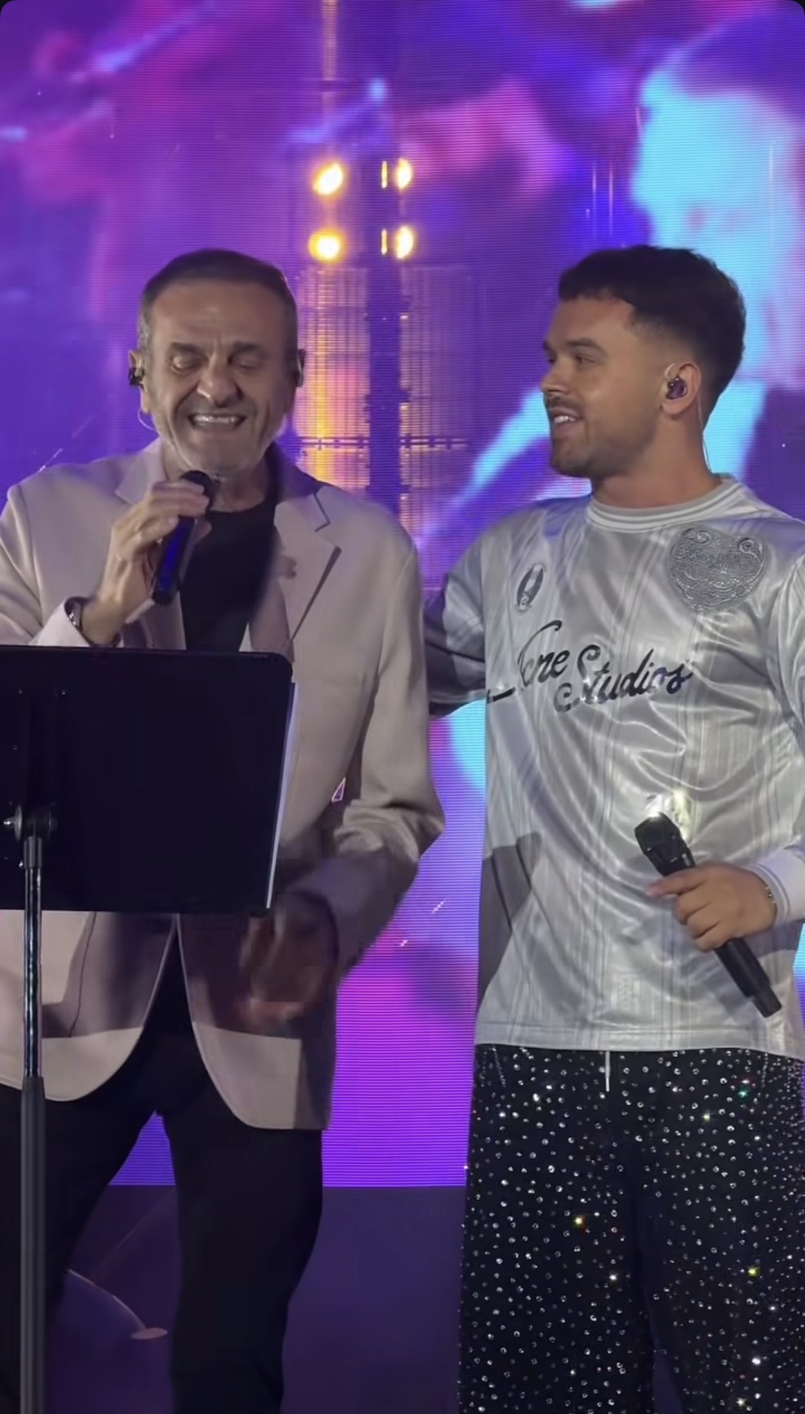 Moment Magjik në Skenë: Sinan Vllasaliu Surprizon në Koncertin e Yll Limanit