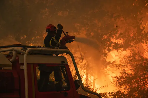 Evropa në alarm: Zjarret përhapen në disa shtete, tymi mbërrin përtej kufijve