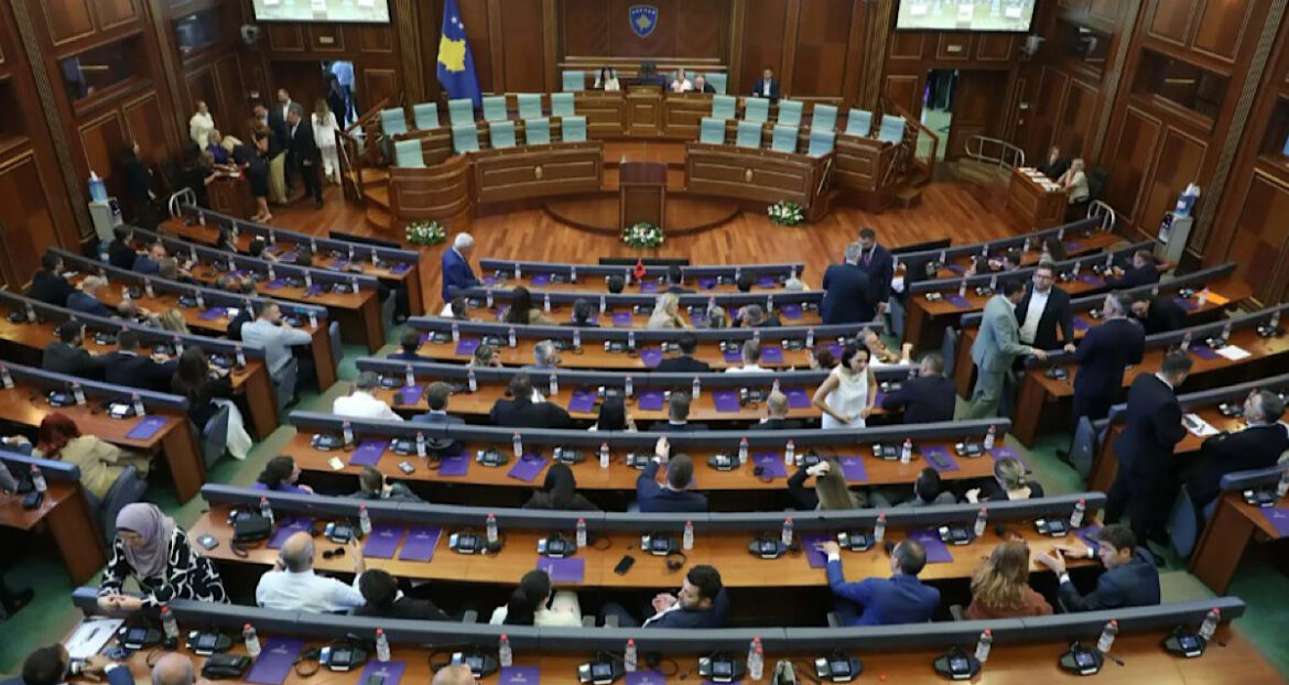 Ngërçi i Kuvendit: PDK çon kërkesën zyrtare për seancë, akuzon Kurtin për uzurpim të Qeverisë