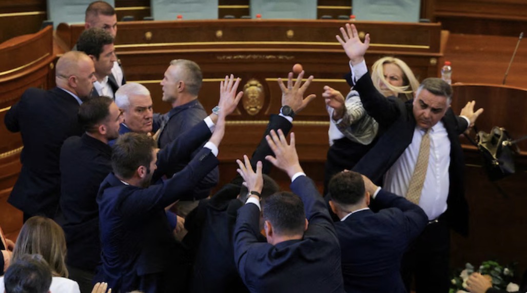 Deputetja hedh vezë drejt Albin Kurtit. Tension i madh në Kuvend