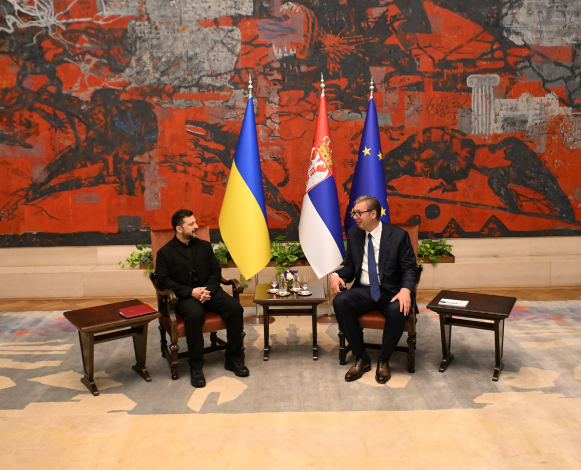 Zelensky zbarkon në Serbi, takohet me Vuçiqin – çfarë po ndodh në Ballkan?