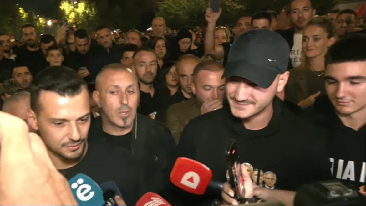Djali i Thaçit dhe Veselit i bashkohen protestës në Prishtinë