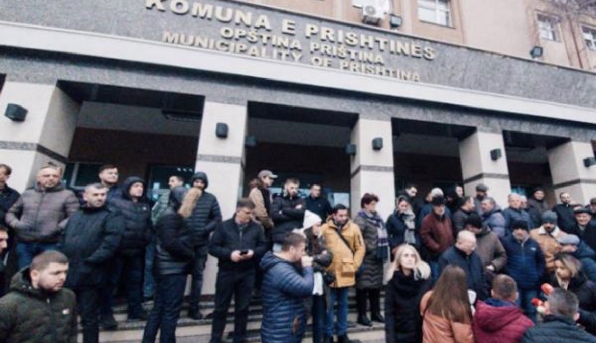 Tensionet rriten në Prishtinë – kryetarët e komunave dalin në protestë para Qeverisë