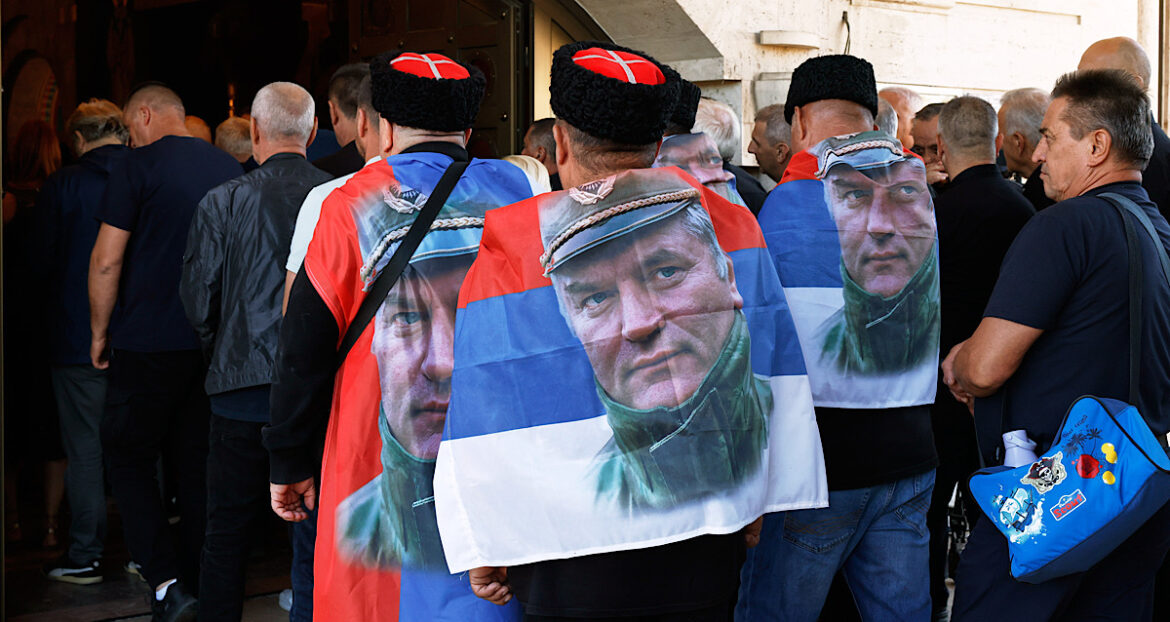 Mijëra njerëz marrin pjesë në funeralin e Ratko Mladić, BE reagon ashpër