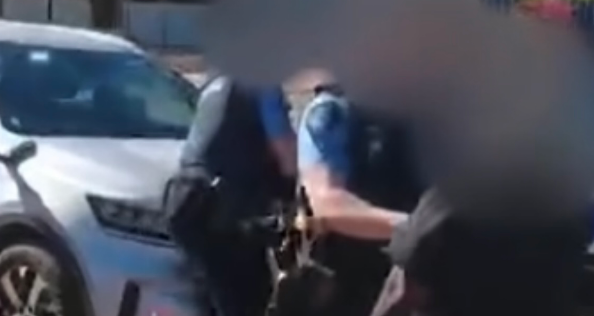 VIDEO: Policia e shtyu në tokë një 63-vjeçare – pamjet e incidentit po shkaktojnë reagime
