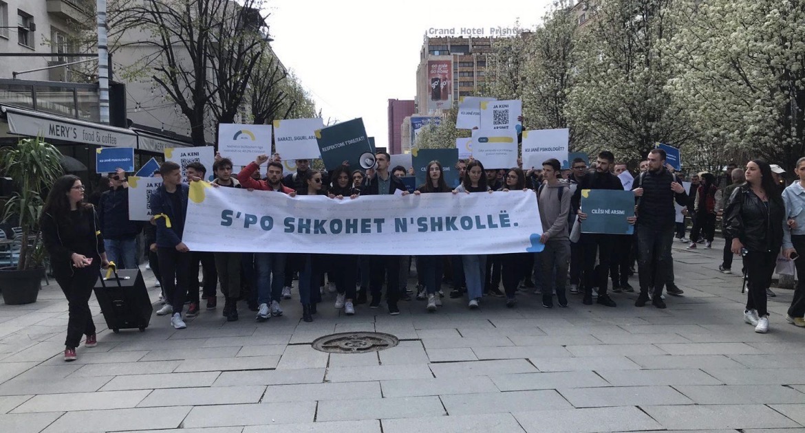 Studentët marshojnë në Prishtinë: “Liria ka emër”, protesta për ish-krerët e UÇK-së
