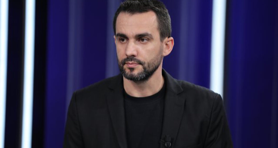 Adriatik Lapaj niset drejt Hagës: “Ditë e shenjtë”, shpreh mbështetje për ish-krerët e UÇK-së