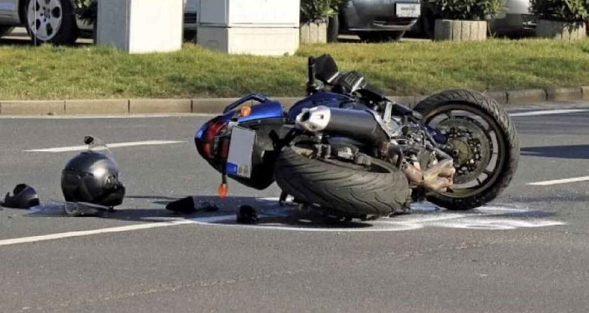 Përplasen dy motoçikleta në Prishtinë, tre persona përfundojnë të lënduar