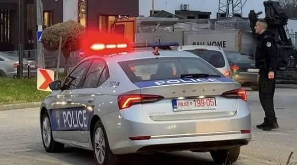 Tre persona arratisen nga policia në Gjakovë, vetura e tyre përfundon në aksident – të dyshuarit ende në arrati