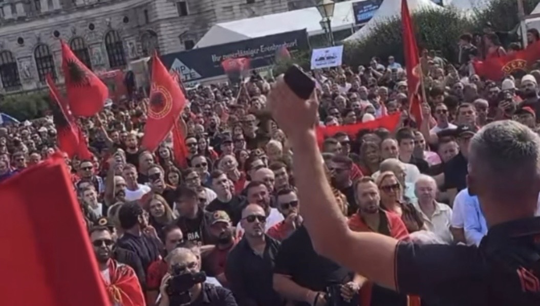 Shqiptarët mblidhen në Vjenë, protesta e diasporës për ish-krerët e UÇK-së