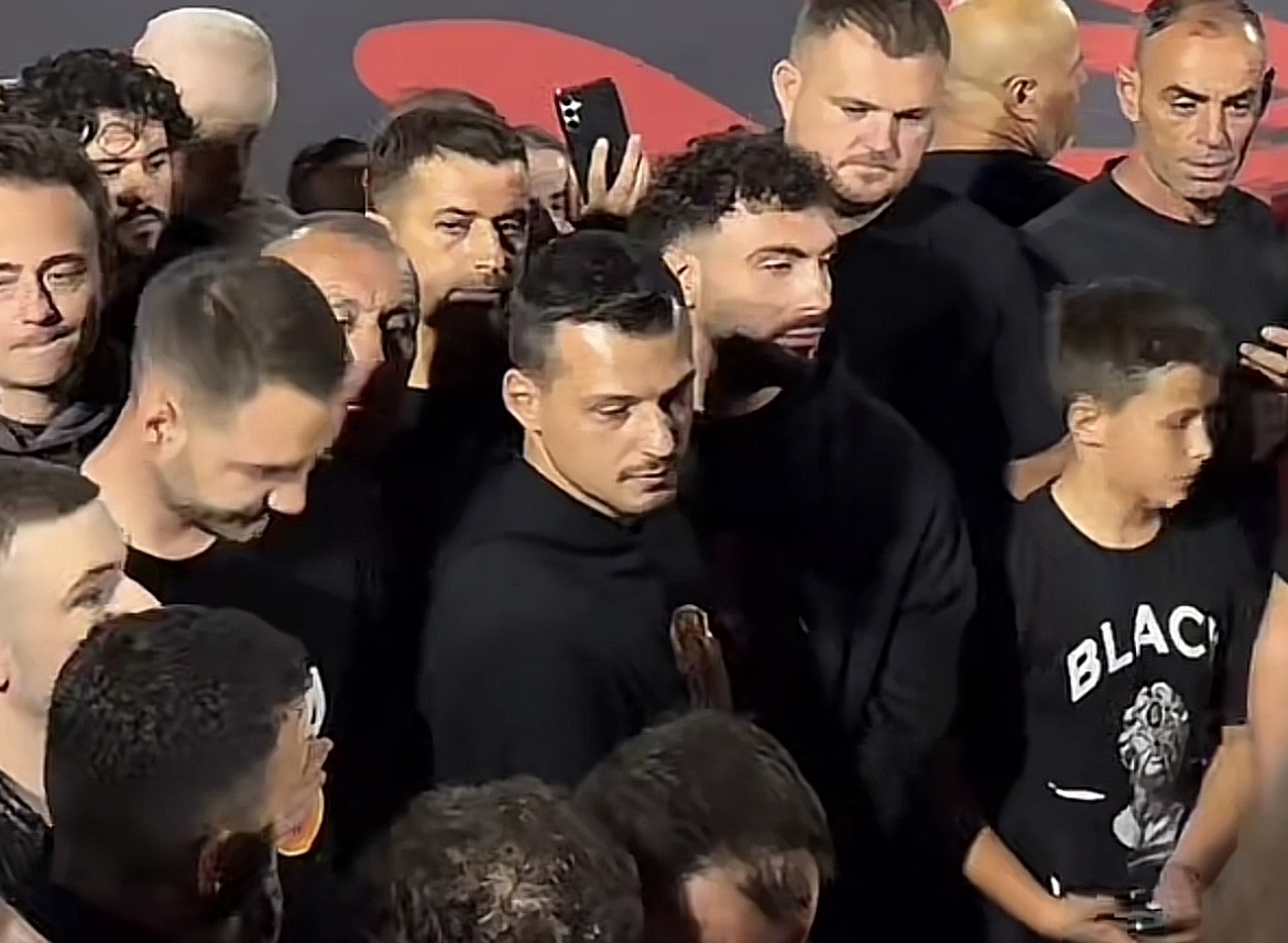 Ledri Vula në protestë, shihet krah djemve të Hashim Thaçit dhe Kadri Veselit