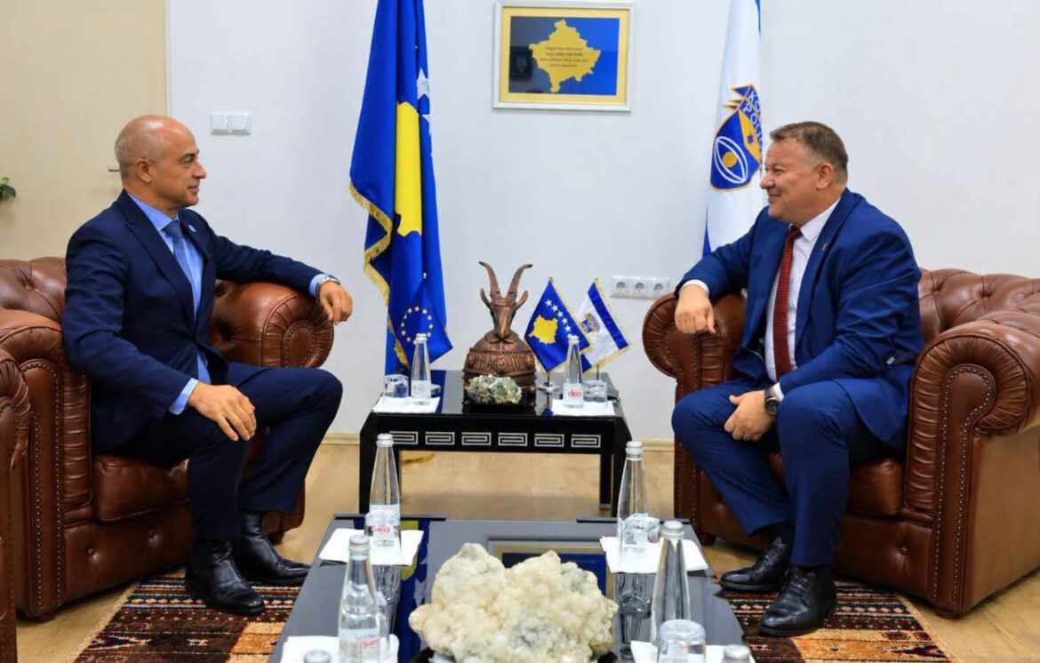 Shefi i EULEX-it në Kosovë në takim me Gazmend Hoxhën, diskutojnë për sigurinë