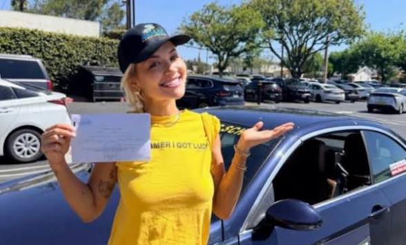 Pas 12 vitesh, Rita Ora më në fund merr patentën e shoferit