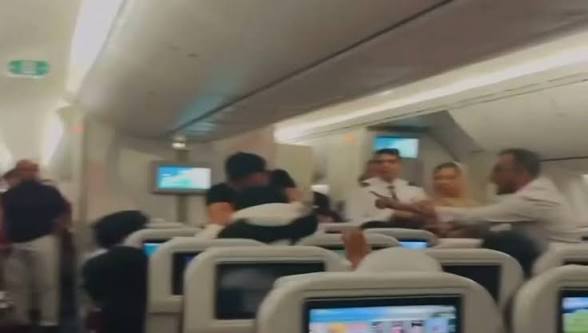 Momente tensioni në avion: Pasagjerët ndërhynë për të shmangur tragjedinë