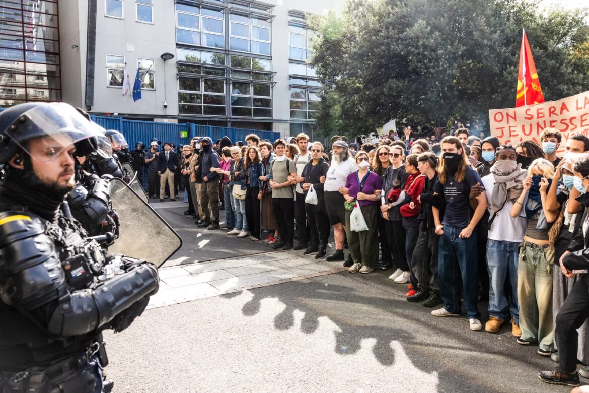 Qindra shkolla mbyllen në Francë, protestat e nxënësve përshkallëzohen