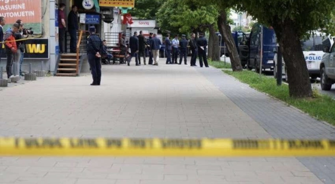 Alarm në Prishtinë: Dyshohet për bombë në një nga rrugët e kryeqytetit, policia në vendngjarje