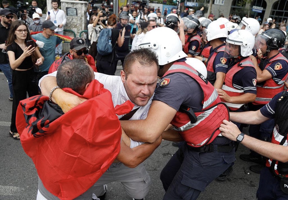Policia nis aksionin kundër protestuesve, një i ri lëndohet rëndë