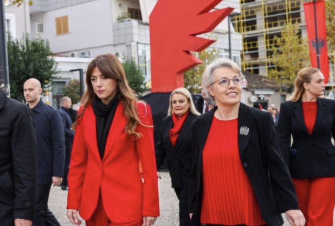 Me tymues dhe pankarta kërkohet dorëheqja e ministres së Drejtësisë