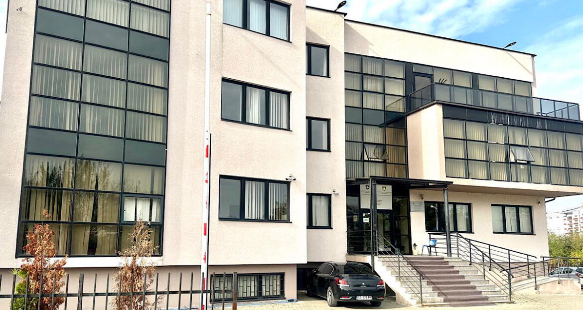 Prokuroria në Gjilan ndalon një të dyshuar për kontrabandim me migrantë