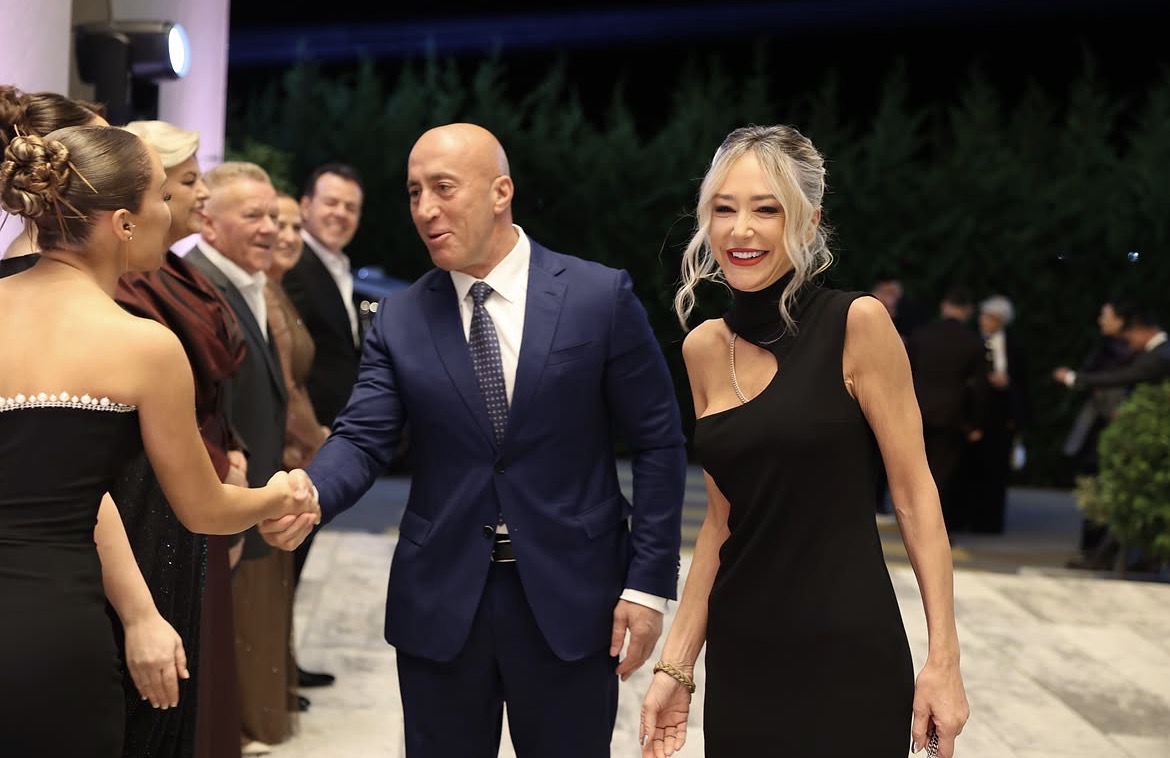 Ramush Haradinaj dhe Anita shfaqen në dasmën e Kushtrim Kelanit dhe Aurora Rrustës