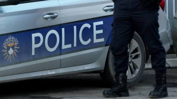 Përplasje në trafik në Gjilan, sulmohet fizikisht polici jashtë detyrës
