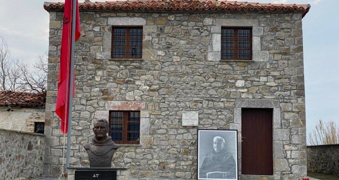 Protesta në Lezhë përfundon me dëmtime të pronës publike, dëmtohet monumenti i librit të Gjergj Fishtës
