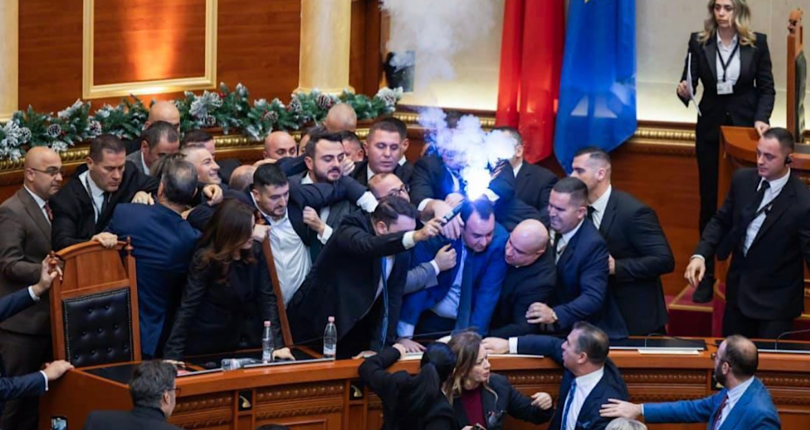 Përplasje fizike në Kuvendin e Shqipërisë, deputetët e opozitës dhe mazhorancës përfshihen në konflikt