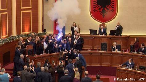 Opozita bllokon Kuvendin e Shqipërisë me flakadanë, përplasje gjatë votimit të ligjit për Bankën Qendrore