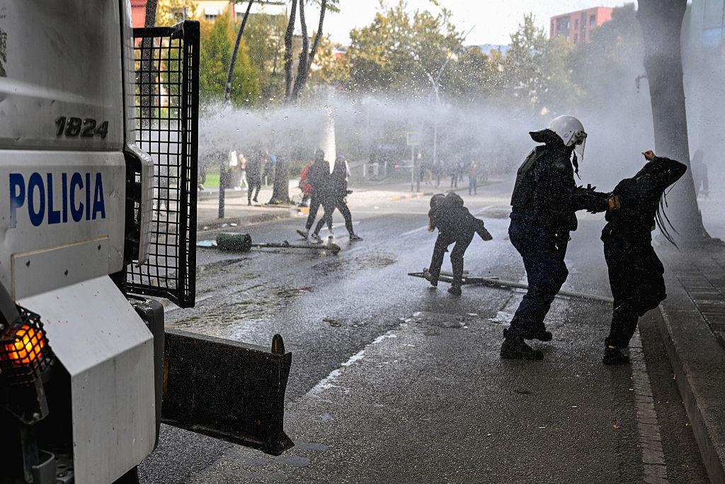 Shpërblimi prej 2,500 eurosh për policët në Shqipëri ngre pikëpyetje për mbikëqyrjen e përdorimit të forcës