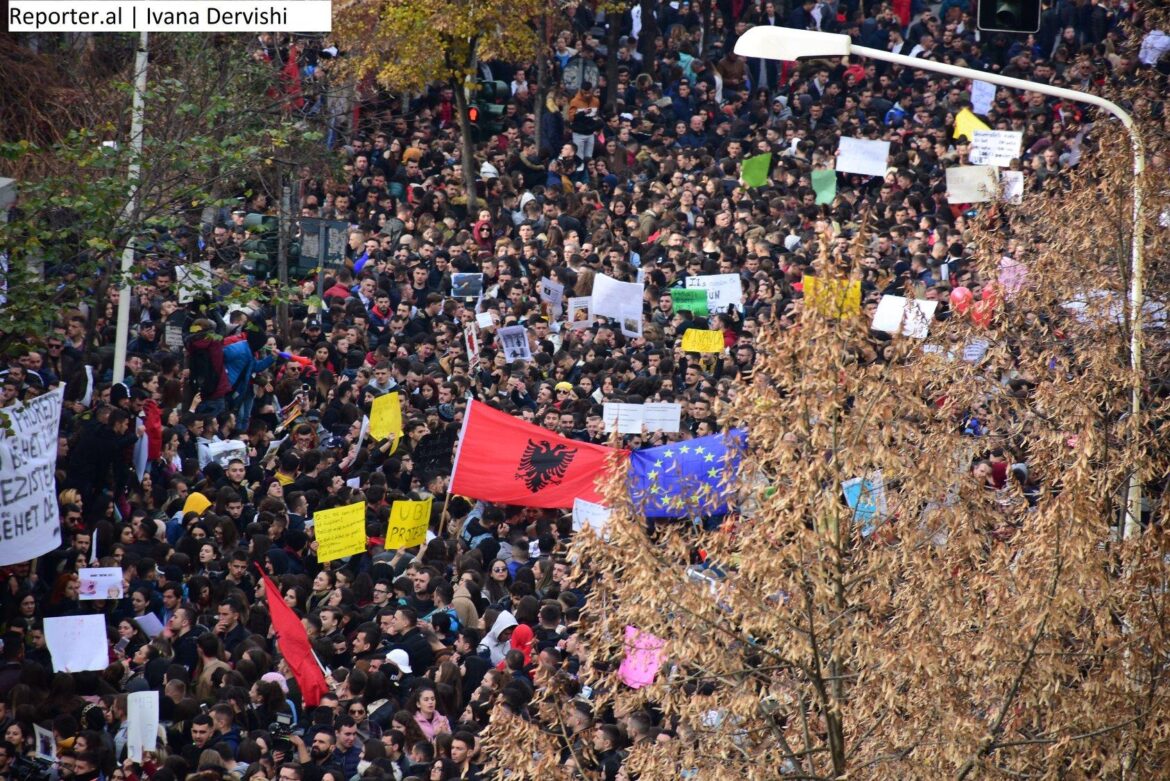 Protestat në Shqipëri përshkallëzohen, studentët kërkojnë ndryshime në arsim dhe qeverisje